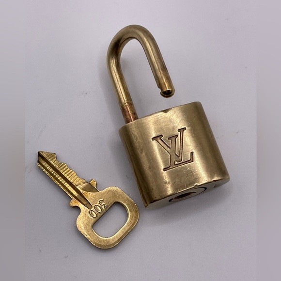 100% Authentic and pre loved Louis Vuitton - Gold Lock and Key set #300 - Picture 3 of 5